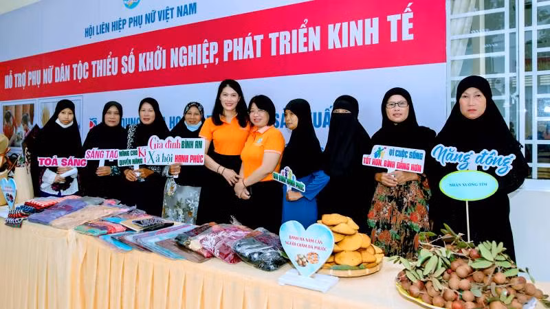 Hỗ trợ phụ nữ Chăm làm kinh tế.