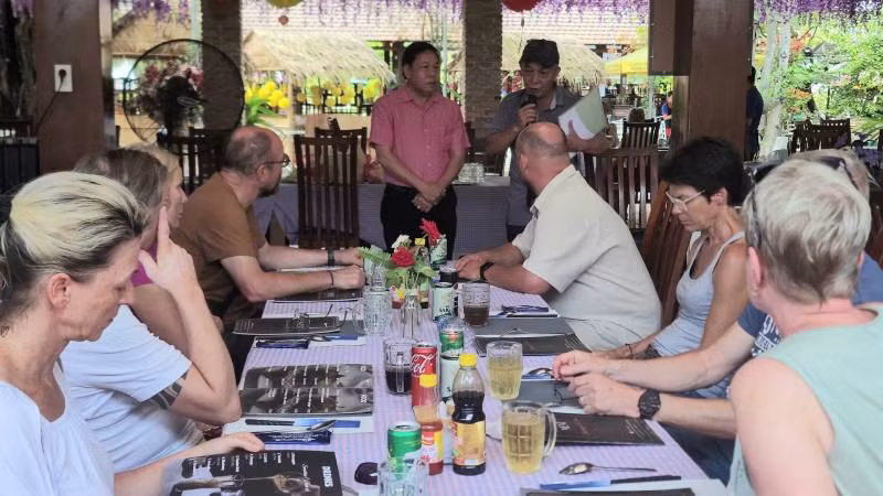 Ông Lê Trung Hiếu thăm hỏi khách du lịch quốc tế sau vụ va chạm giữa phà sắt và tàu cao tốc.