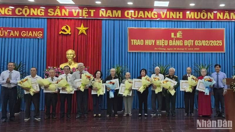 Ban Thường vụ Tỉnh ủy An Giang trao Huy hiệu Đảng tặng các đảng viên cao niên tuổi Đảng.