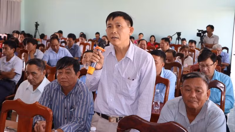 Cử tri gửi gắm ý kiến cùng Đoàn đại biểu Quốc hội tỉnh An Giang.