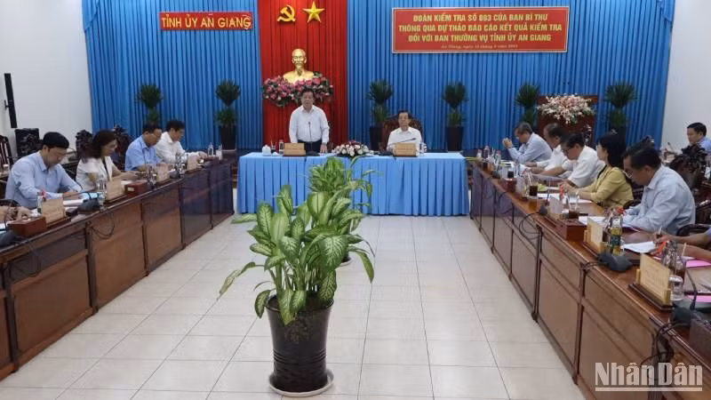 Đồng chí Nguyễn Trọng Nghĩa phát biểu tại buổi làm việc.