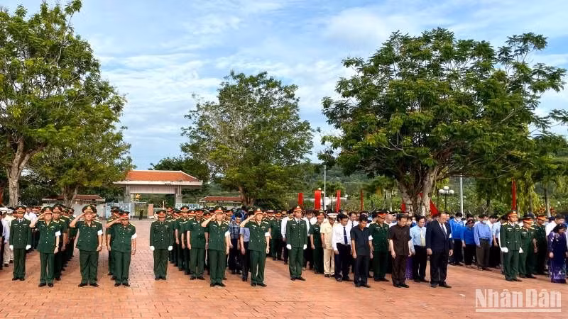 Các đại biểu tri ân các liệt sĩ hy sinh vì Tổ quốc.