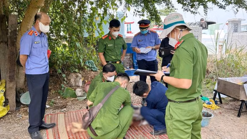 Ngành chức năng kiểm tra xác cháu K. làm rõ nguyên nhân tử vong.