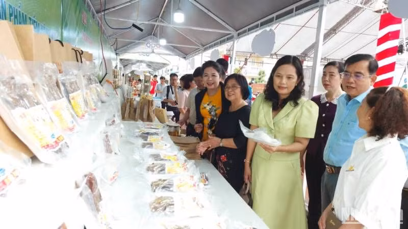 Đại biểu tham quan các quầy trưng bày sản phẩm OCOP.