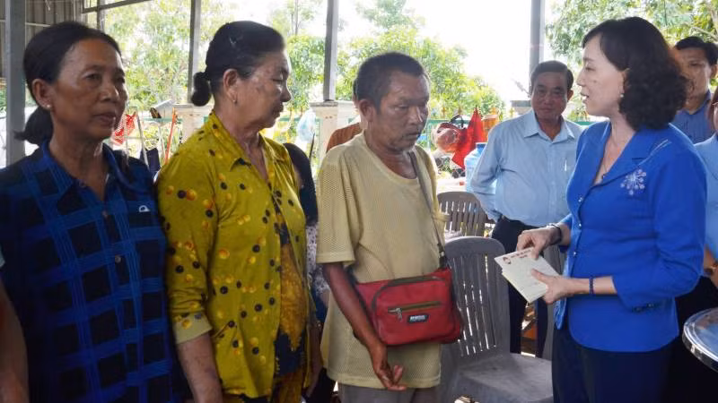 Phó Chủ tịch Ủy ban nhân dân Nguyễn Thị Minh Thúy thăm hỏi người dân bị thiên tai