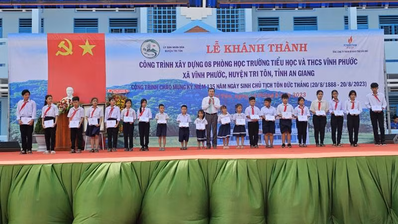 Tặng quà cho các học sinh có hoàn cảnh khó khăn vượt khó học tập.