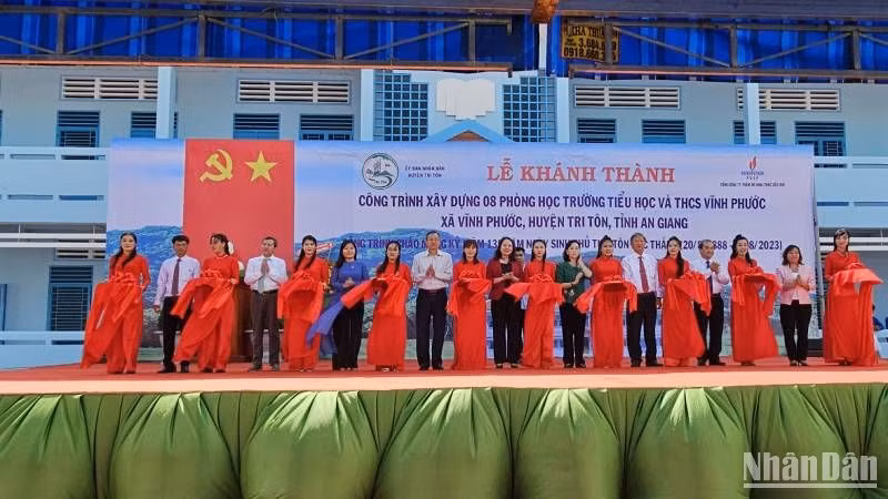 Quang cảnh lễ khánh thành phòng học.