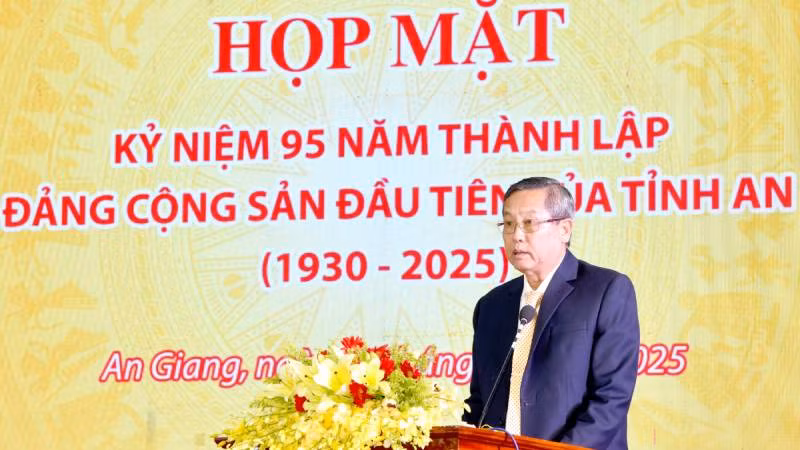 Đồng chí Lê Văn Nưng phát biểu tại buổi họp mặt kỷ niệm 95 năm thành lập chi bộ Đảng Cộng sản đầu tiên của tỉnh An Giang.