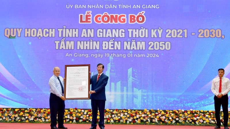 Đại diện Ủy ban nhân dân tỉnh An Giang nhận Quyết định quy hoạch tỉnh do Thủ tướng Chính phủ phê duyệt.