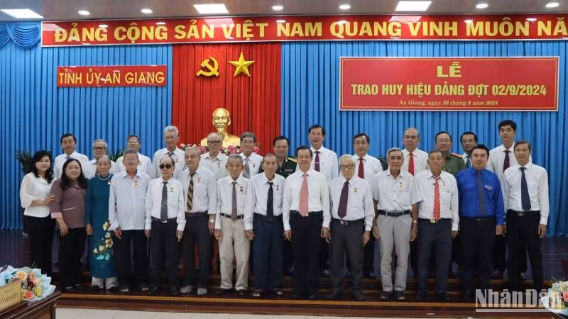 Lãnh đạo tỉnh An Giang chụp ảnh lưu niệm cùng các đảng viên cao niên tuổi Đảng.