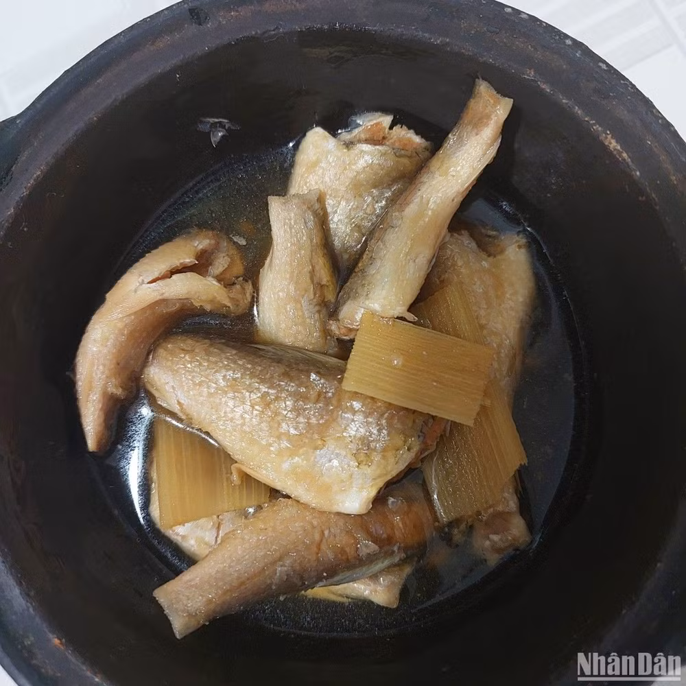 Để có được nồi cá linh kho mía đúng hương vị xưa phải nấu rất công phu.