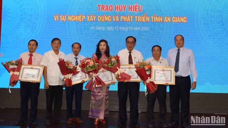 Lãnh đạo tỉnh An Giang trao tặng các doanh nghiệp tiêu biểu Huy hiệu vì sự nghiệp xây dựng và phát triển tỉnh An Giang