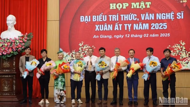 Lãnh đạo tỉnh An Giang tặng quà chúc mừng các trí thức, văn nghệ sĩ tiêu biểu của tỉnh.