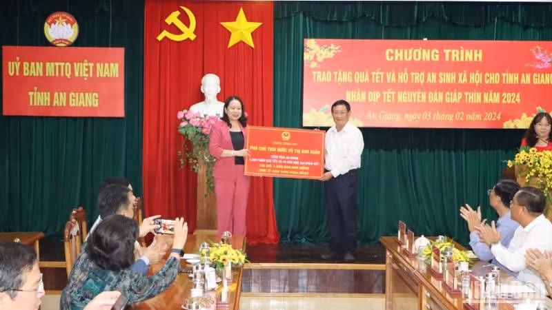 Phó Chủ tịch nước Võ Thị Ánh Xuân tặng quà Tết.