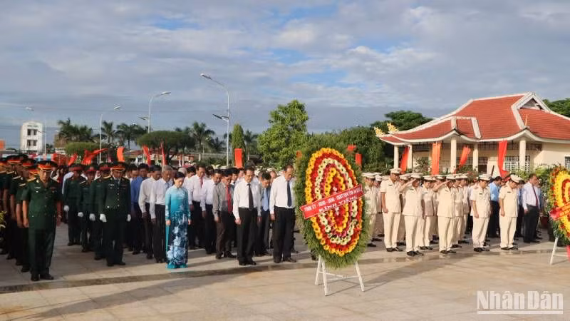 Các đại biểu tưởng niệm các Anh hùng liệt sĩ.