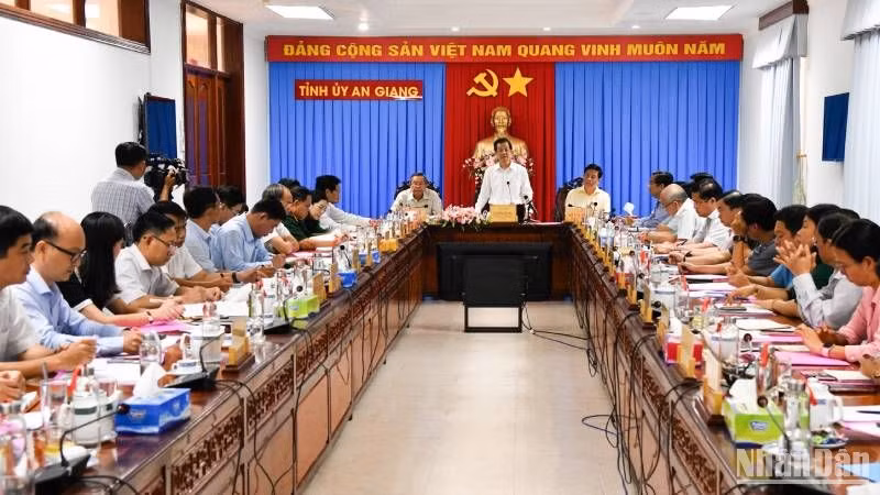 Quang cảnh cuộc họp.