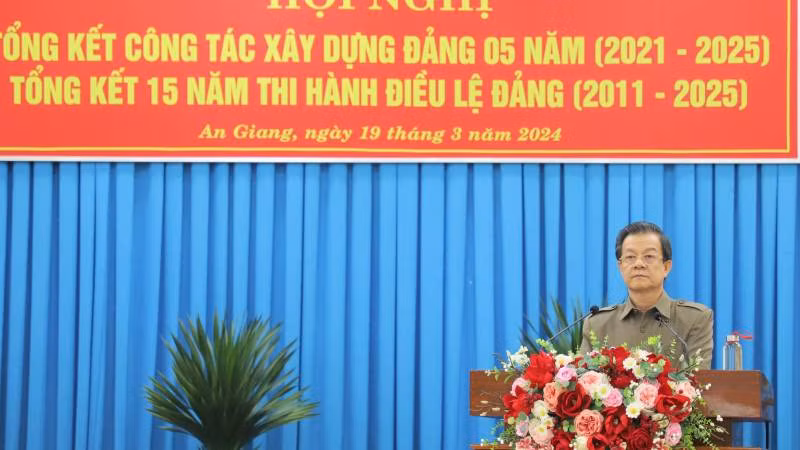 Đồng chí Lê Hồng Quang phát biểu tại hội nghị.