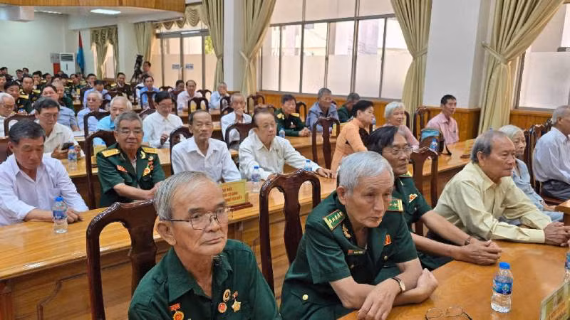 Các đại biểu tham dự buổi họp mặt