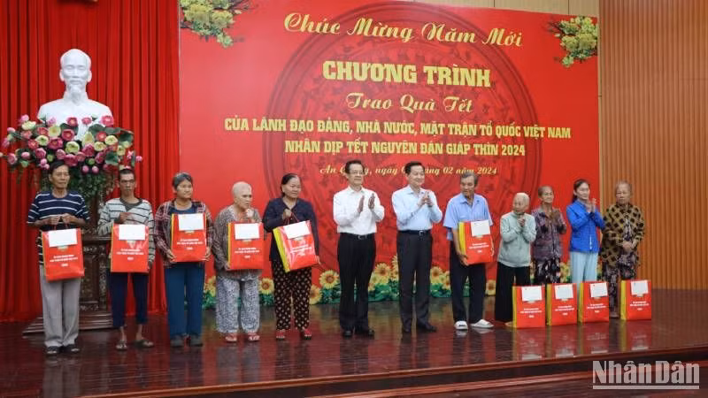 Phó Thủ tướng Lê Minh Khái tặng quà Tết cho hộ nghèo.