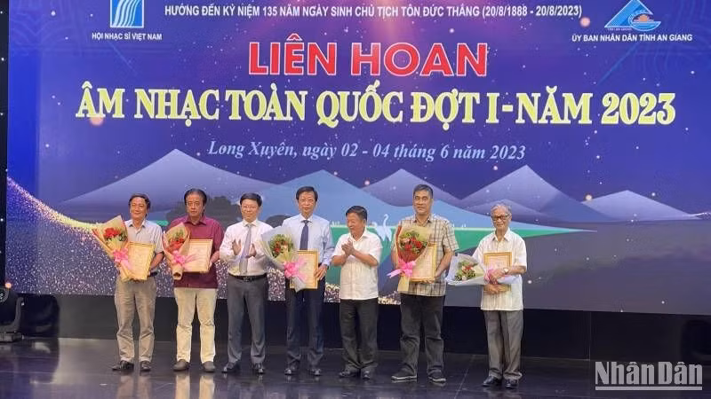 Trao giải cho các tác giả đạt giải A