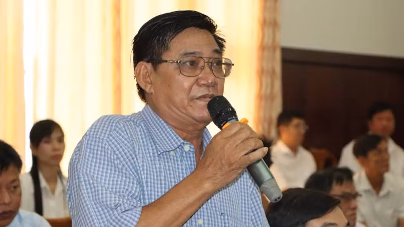 Cử tri phát biểu ý kiến tại buổi tiếp xúc.