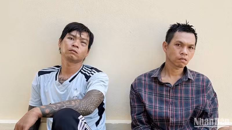 Sang và Oai bị bắt giữ.