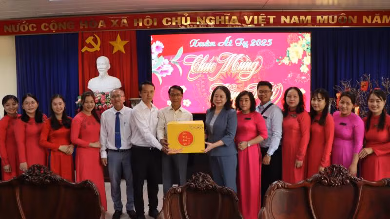 Phó Chủ tịch nước Võ Thị Ánh Xuân tặng quà, chúc Tết Ban Quản lý Khu lưu niệm Chủ tịch Tôn Đức Thắng.