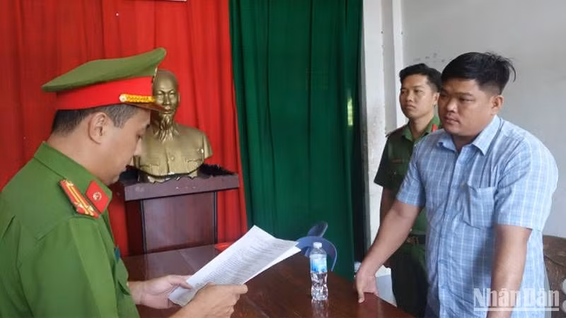 Công an tỉnh An Giang đọc lệnh bắt giam bị can Nguyễn Văn Giỏi.