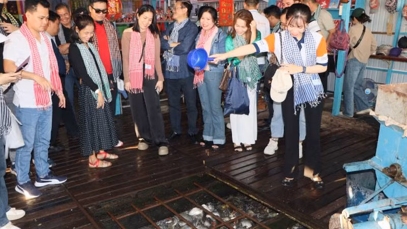 Du khách tham quan lồng bè nuôi cá trên sông Châu Đốc.