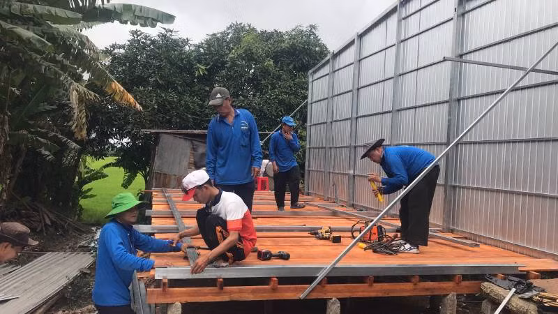 Tổ xây cất nhà từ thiện xã Bình Phú xây nhà cho người nghèo