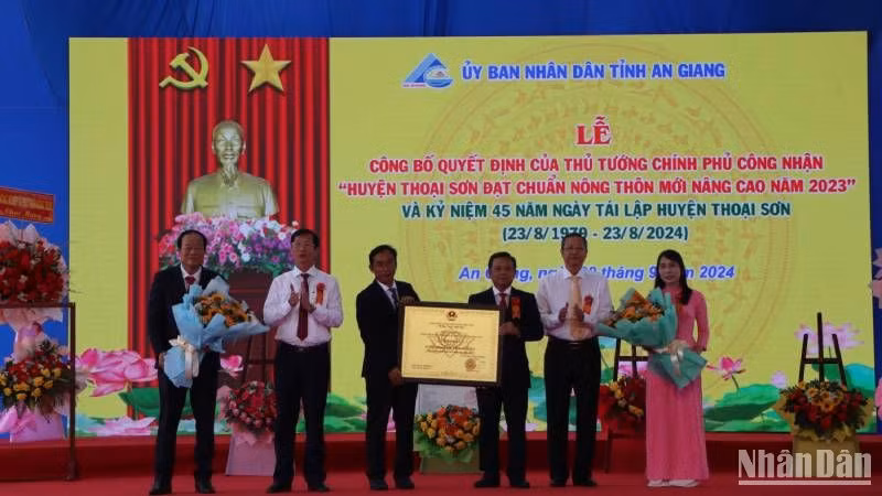 Lễ đón nhận Quyết định của Thủ tướng Chính phủ công nhận huyện Thoại Sơn đạt chuẩn nông thôn mới nâng cao 