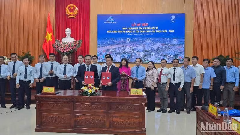 Quang cảnh buổi ký kết.