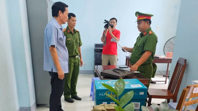 Công an đọc Lệnh bắt giữ bị can Đào Văn Ngọc. 