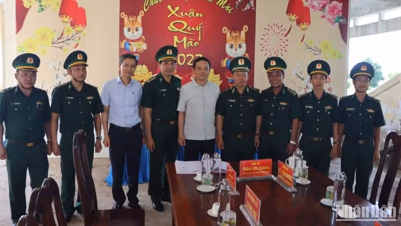 Phó Thủ tướng Trần Lưu Quang chụp hình lưu niệm cùng Bộ đội Biên phòng tỉnh.