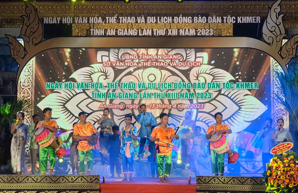 Đồng bào dân tộc Khmer biễu diễn văn hóa nghệ thuật.