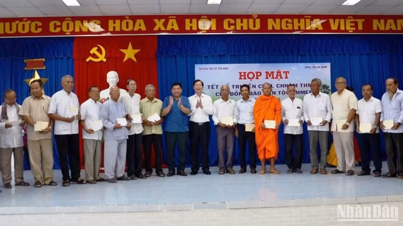 Đoàn công tác chúc Tết cổ truyền Chôl Chnăm Thmây năm 2025 và tặng quà đồng bào dân tộc Khmer.