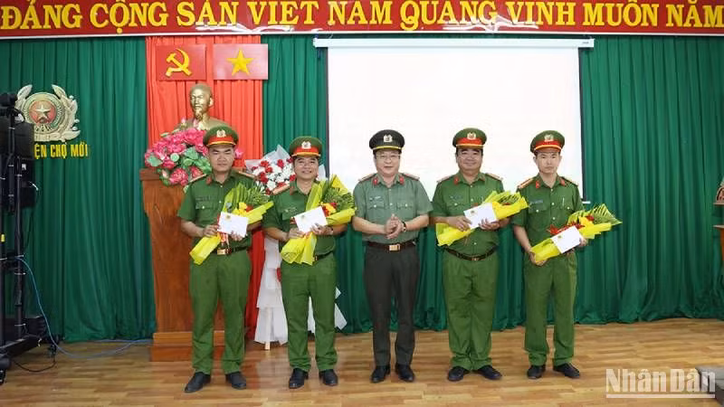 Đại tá Lâm Phước Nguyên, Giám đốc Công an tỉnh An Giang, trao thưởng nóng của Chủ tịch Ủy ban nhân dân tỉnh cho 4 tập thể đã phá án nhanh