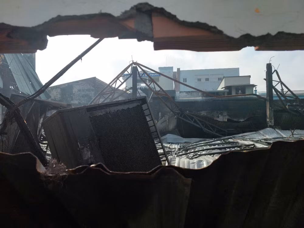 Hàng hóa bên trong cửa hàng bị thiêu rụi.