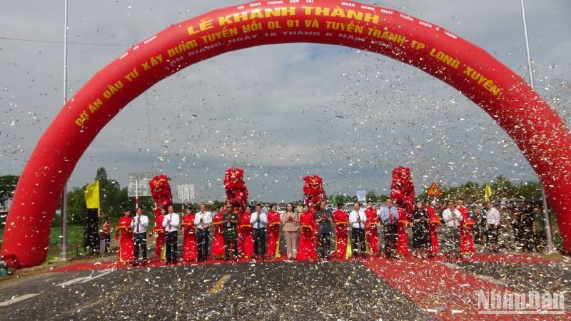 Các đại biểu cắt băng khánh thành nối quốc lộ 91 và tuyến tránh Long Xuyên.