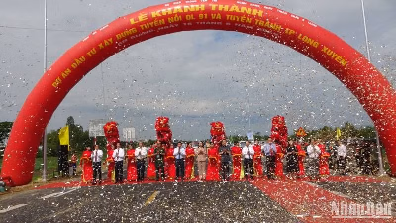 Các đại biểu cắt băng khánh thành nối quốc lộ 91 và tuyến tránh Long Xuyên.