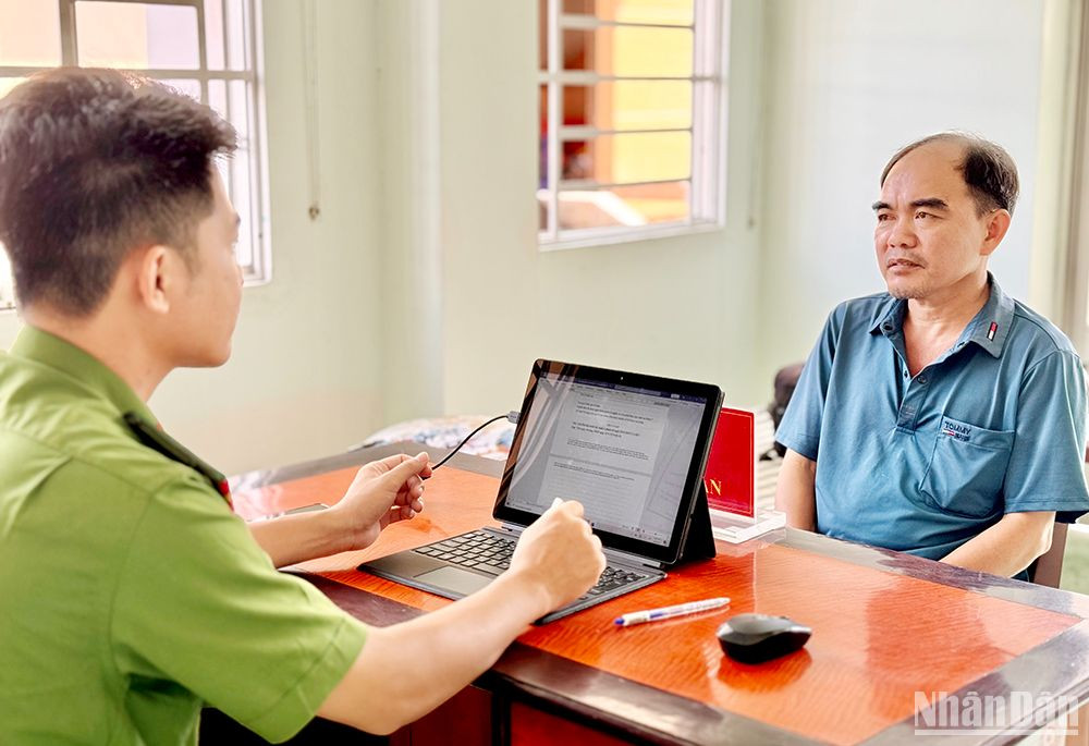 Nguyễn Thành Phi ( bên trái) khai nhận hành vi vận chuyển tiền tệ trái phép.