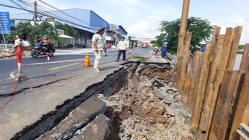 Một đoạn sạt lở thành hố sâu.