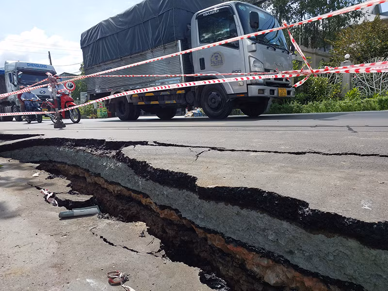 Đoạn sạt lở bị sụt lún gần 3 tấc so với mặt đường.