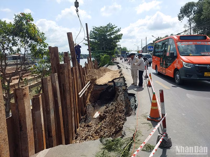 Sạt lở nghiêm trọng trên Quốc lộ 80.