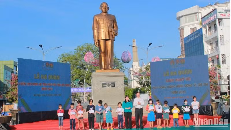 Tặng quà cho trẻ em nghèo.