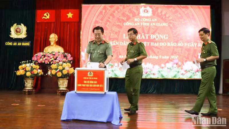 Cán bộ, chiến sĩ Công an tỉnh An Giang ủng hộ đồng bào miền bắc