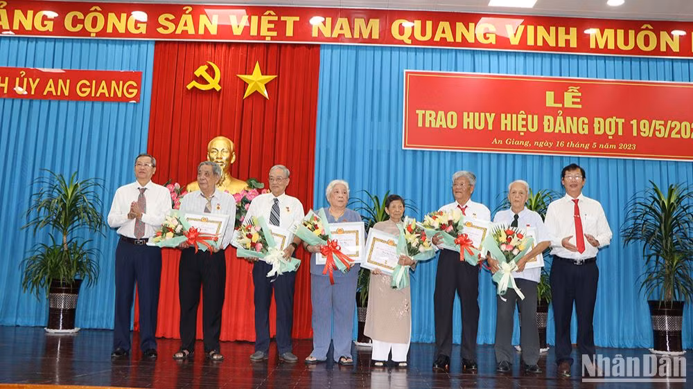 Trao tặng Huy hiệu Đảng cho các đảng viên cao niên tuổi Đảng.