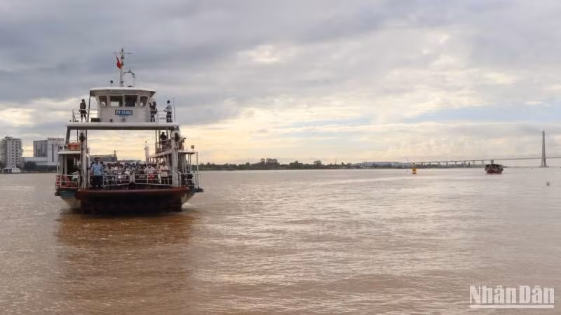 Phà Vàm Cống hoạt động trở lại trên sông Hậu là niềm vui của nhiều người.