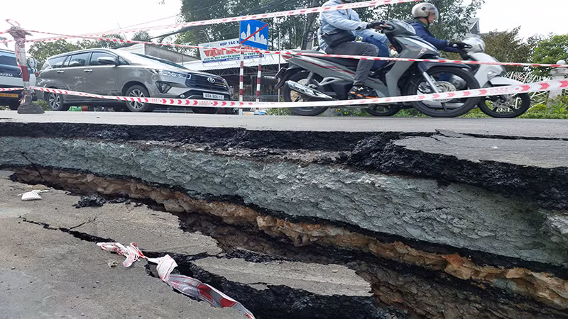 Mỗi ngày lượng xe các loại qua lại trục đường này rất nhiều.