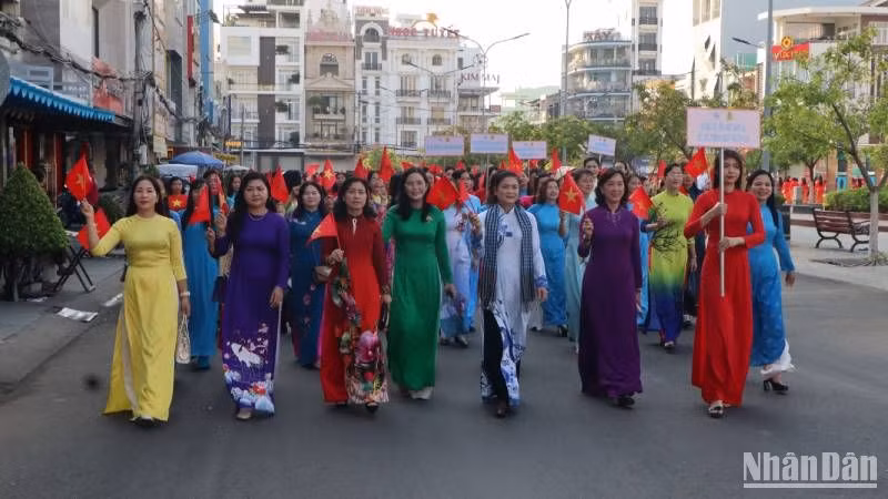 Các đại biểu diễu hành áo dài trên đường phố.